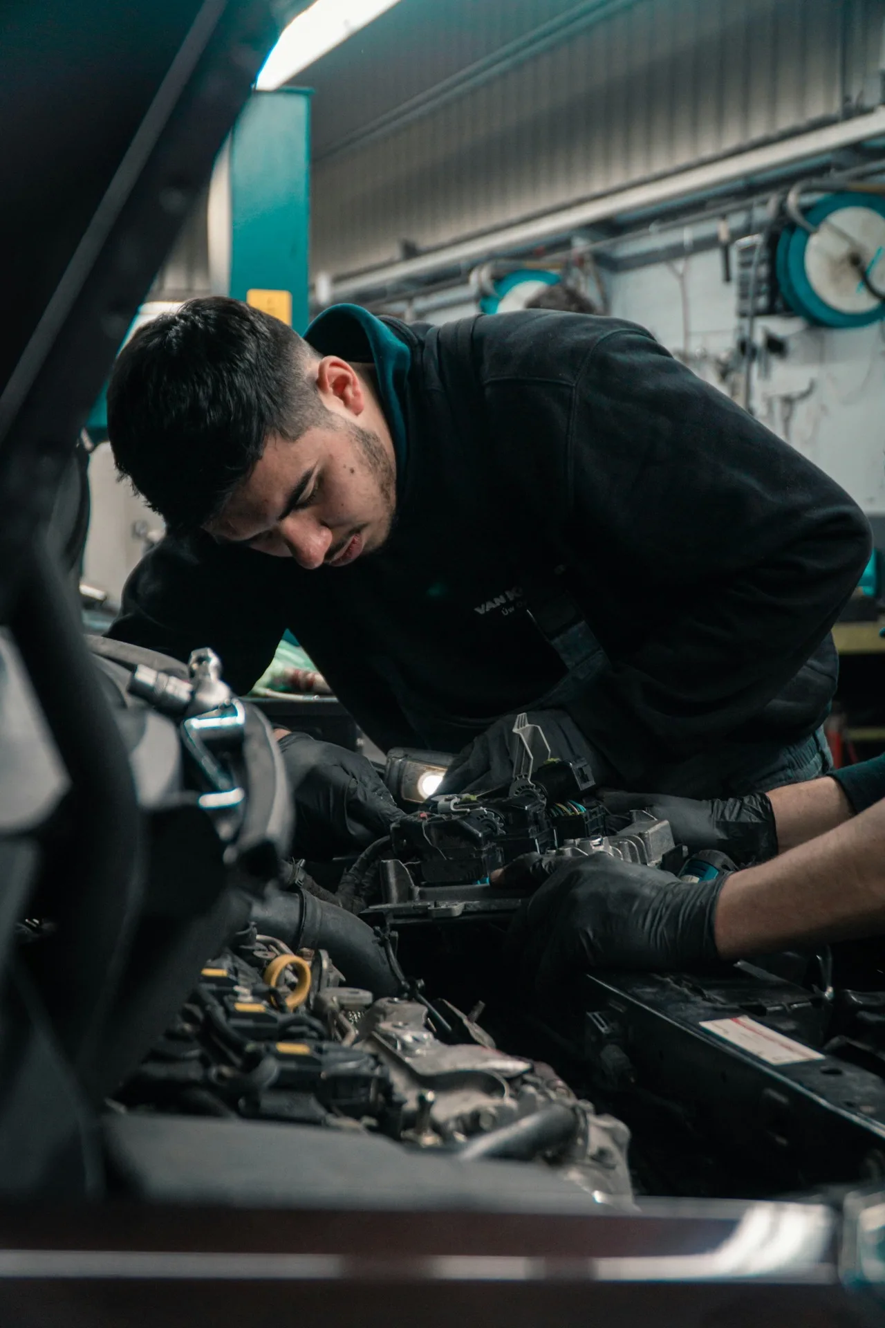 Technicien inspectant un véhicule lors du contrôle technique