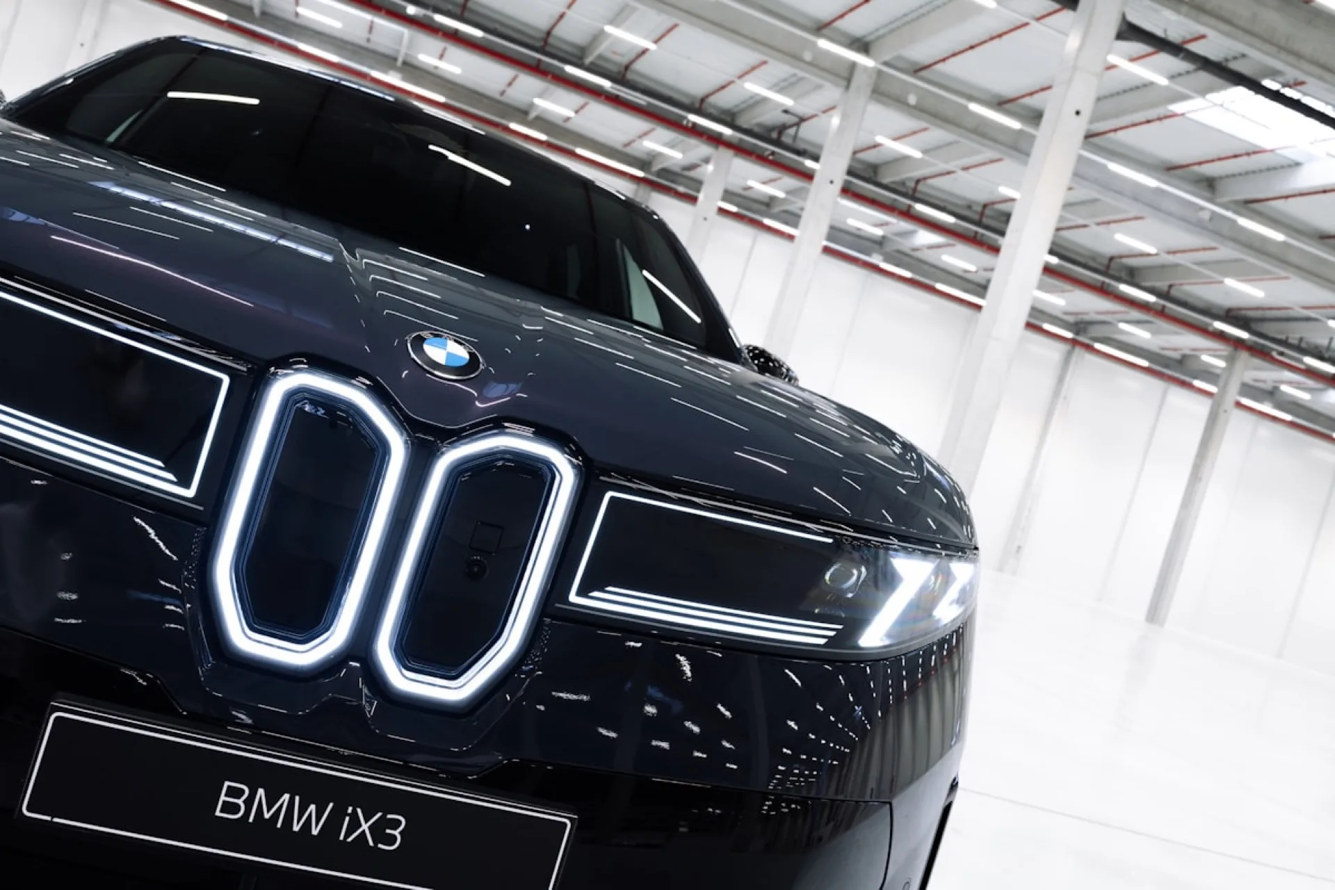 Face avant d'une voiture électrique moderne, pare-brise et capteurs visibles