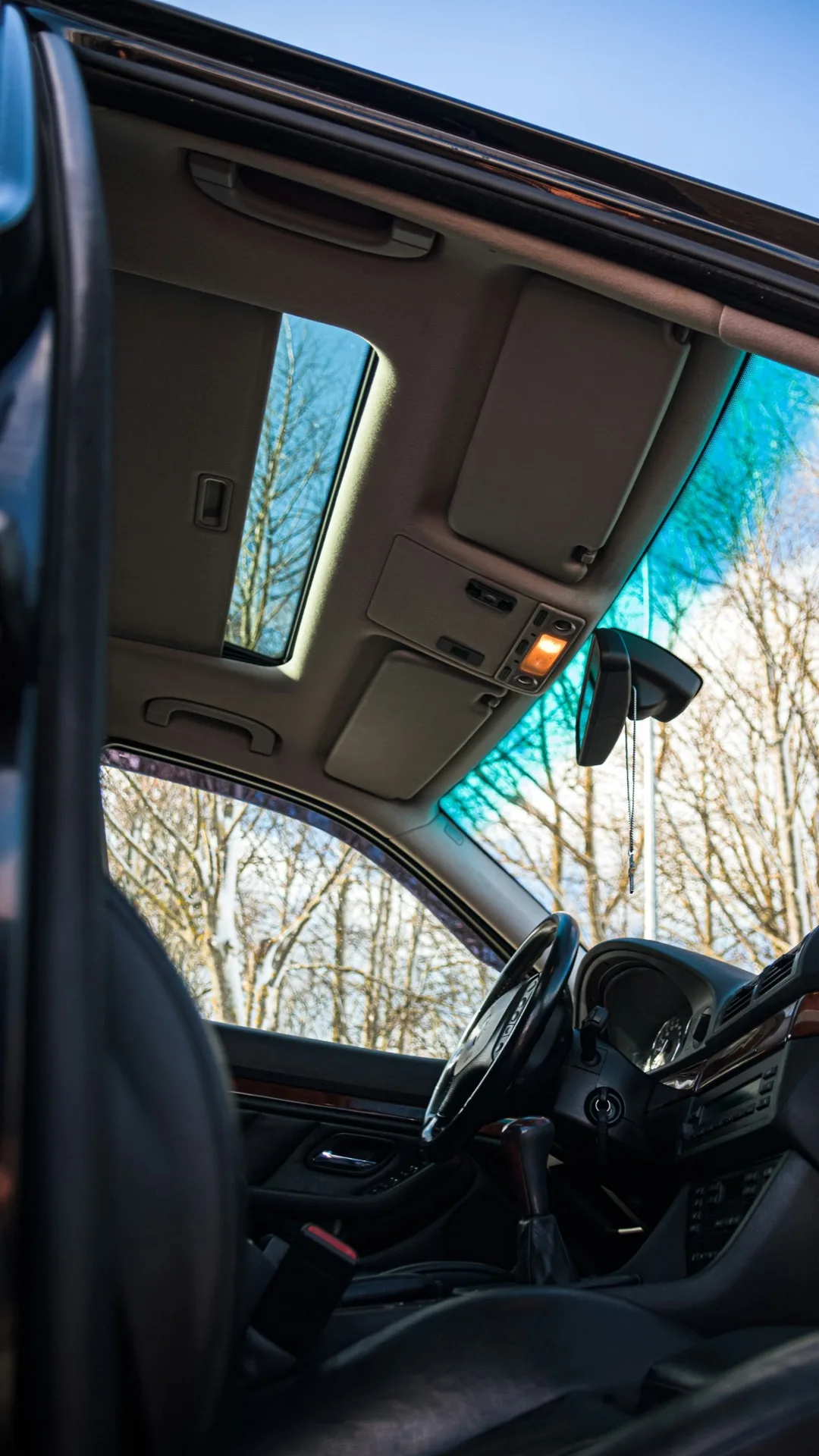 Toit ouvrant panoramique vitré d'une voiture
