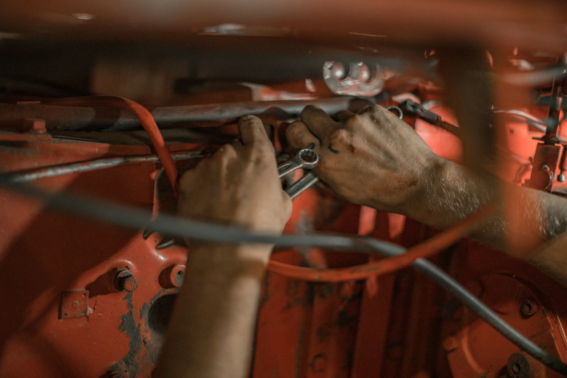 Technicien travaillant sur un véhicule en atelier
